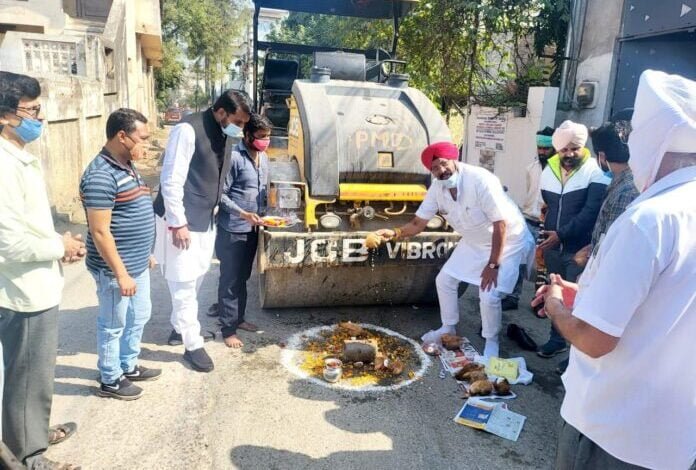 विधायक जुनेजा ने किया सड़क निमार्ण कार्य का भूमिपूजन 1 narmada mata 318