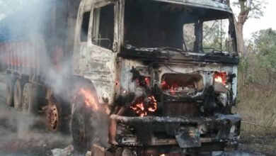 Photo of चावल से भरी ट्रक में लगी आग, ट्रक का केबिन जलकर हुआ खाक, दमकल ने आग में पाया काबू