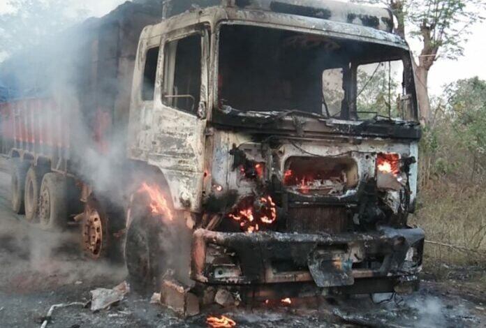 चावल से भरी ट्रक में लगी आग, ट्रक का केबिन जलकर हुआ खाक, दमकल ने आग में पाया काबू 1 narmada mata 321