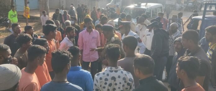 ट्रक ने मारी ऑटो को ठोकर, 9 लोग हुए घायल 1 narmada mata 330