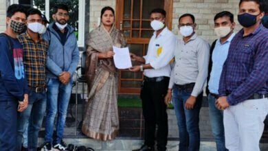 Photo of आयुष्मान मित्र पद मुक्त करने की सूचना मिलने पर अपनी पीड़ा सुनाने विधायक से मिले
