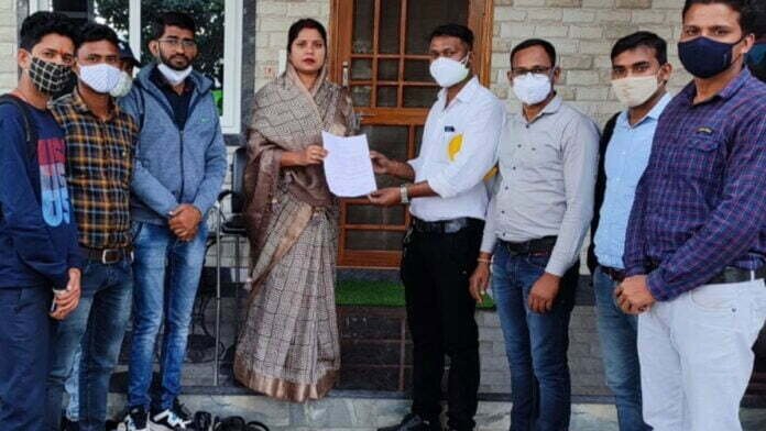 आयुष्मान मित्र पद मुक्त करने की सूचना मिलने पर अपनी पीड़ा सुनाने विधायक से मिले 1 narmada mata 341