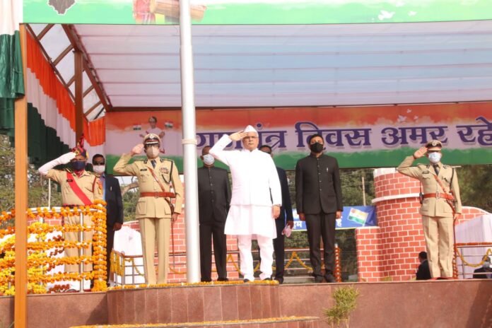 बस्तर में पूरे हर्षोल्लास के साथ मनाया गया गणतंत्र दिवस,भूपेश बघेल ने ध्वजारोहण कर राष्ट्रीय ध्वज को दी सलामी 1 narmada mata 357