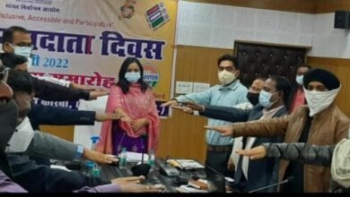 Photo of कलेक्टर साहू ने अधिकारी-कर्मचारियों को मताधिकार का प्रयोग करने दिलाई शपथ