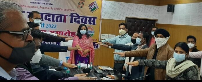 कलेक्टर साहू ने अधिकारी-कर्मचारियों को मताधिकार का प्रयोग करने दिलाई शपथ 1 narmada mata 364