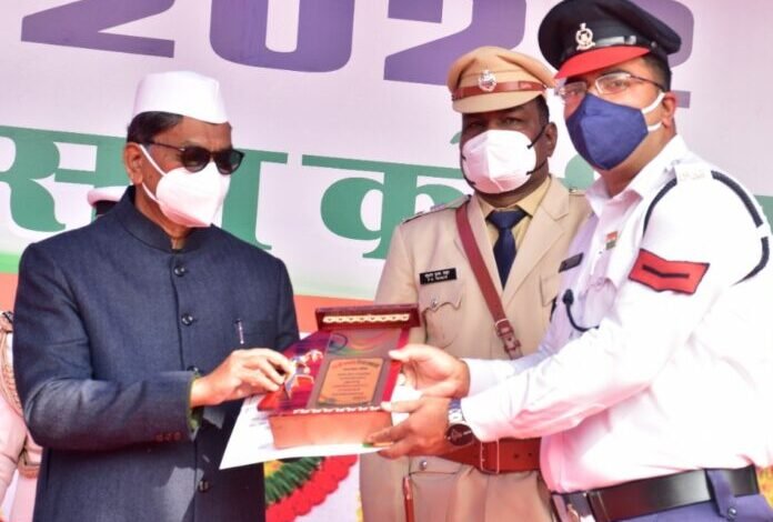विधानसभा अध्यक्ष डॉ. चरणदास महंत के हाथों सम्मानित हुए लांस नायक महेश मिश्रा 1 narmada mata 371