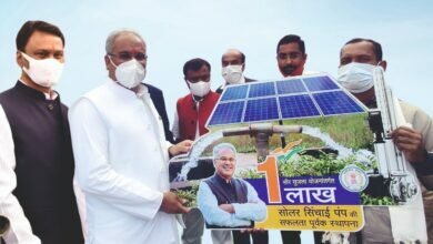 Photo of मुख्यमंत्री भूपेश बघेल ने योजना के एक लाखवें हितग्राही किसान सुरेन्द्र नाग को किया सम्मानित