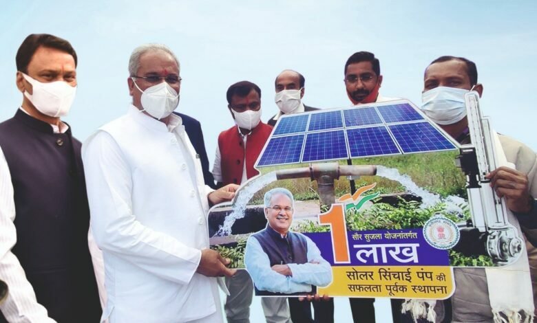 मुख्यमंत्री भूपेश बघेल ने योजना के एक लाखवें हितग्राही किसान सुरेन्द्र नाग को किया सम्मानित 1 narmada mata 379