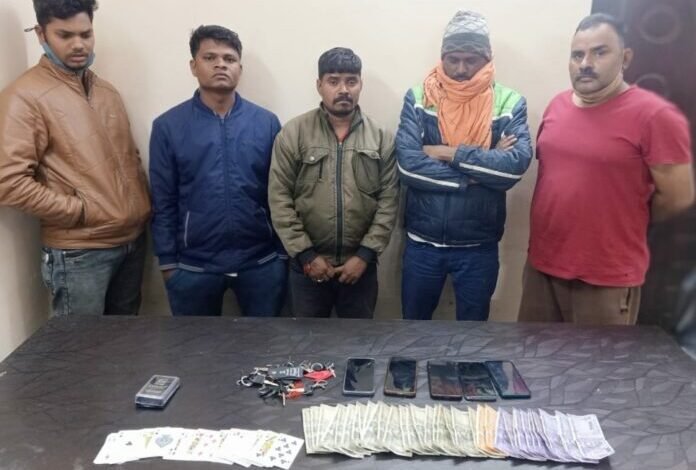 जुआरियों पर पुलिस की बड़ी कार्रवाई, 19 बाइक सहित 12100 रुपए जब्त, 5 आरोपी गिरफ्तार 1 narmada mata 402