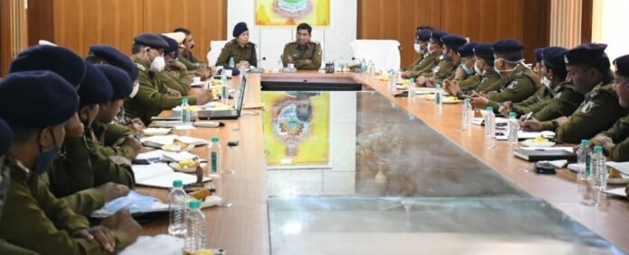 पुलिस अधीक्षक संतोष सिंह ने पदभार ग्रहण करते ही पुलिस अधिकारियों के साथ की बैठक 1 narmada mata 81