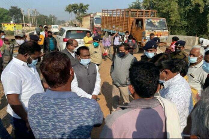 कलेक्टर पीएस एल्मा की समझाइश के बाद उमरदा में धरना समाप्त 1 narmada mata 84