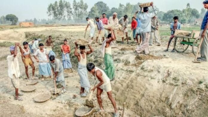 बलरामपुर जिले में नक्सल प्रभावित इलाकों में शांति स्थापित करने प्रशासन विकास और रोजगार को बढ़ावा दे रहा है विकास से विश्वास कार्यक्रम की पहल की है प्रशासन ने 1 narmada mata 87
