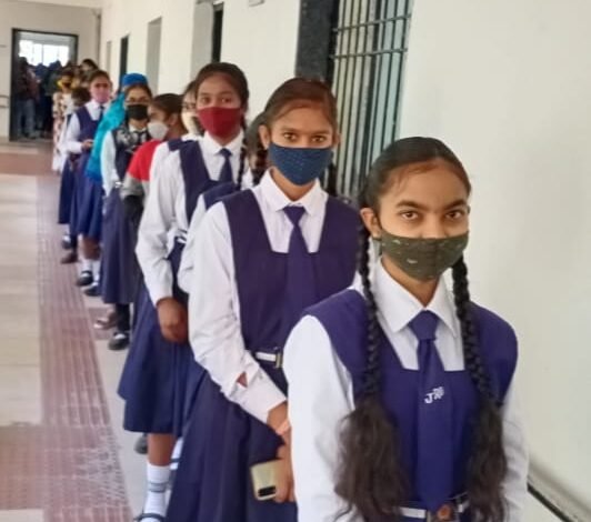 दूसरी डोज़ के प्रति बच्चों में दिखा उत्साह,बड़ी संख्या में सुबह से ही वैक्सीनेशन सेंटर पहुंचे छात्र 1 avni 17