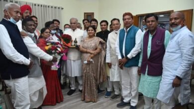 Photo of भूपेश बघेल से संसदीय सचिवों और विधायको ने की मुलाकात,भूमिहीन परिवारों के लिए योजना शुरू करने माना आभार