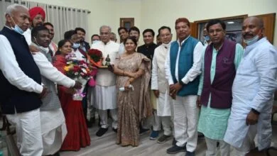 Photo of भूपेश बघेल से संसदीय सचिवों और विधायको ने की मुलाकात,भूमिहीन परिवारों के लिए योजना शुरू करने माना आभार