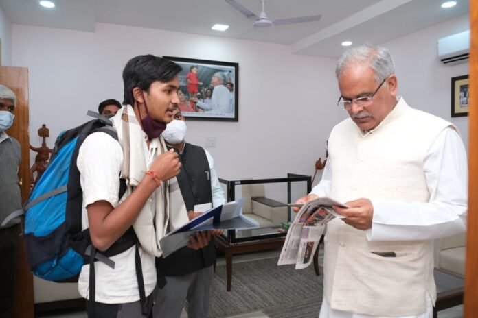 भूपेश बघेल से पर्यावरण संरक्षण और प्लास्टिक बंदी के संदेशक पदयात्री रोहन अग्रवाल ने की मुलाकात,रूस के साइबेरिया तक जाने का लक्ष्य 1 avni 47