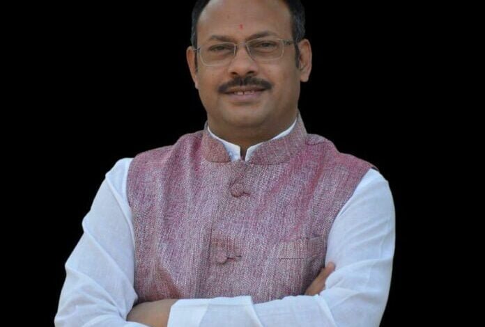 सड़क निर्माण में बरती जा रही घोर लापरवाही 1 avni 56