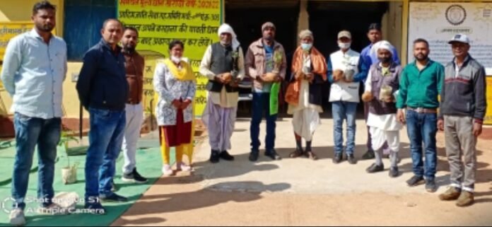 धान खरीदी के अंतिम दिन उपार्जन केंद्रों में किसानों को शॉल, श्रीफल और पौधे भेंट कर कलेक्टर शर्मा ने किया सम्मानित 1 avni 68