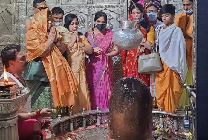 राज्यपाल उइके ने भगवान महाकालेश्वर के किए दर्शन,अभिषेक और पूजा कर जनता की खुशहाली- छत्तीसगढ़ की उत्तरोत्तर प्रगति की कामना की 1 avni 77