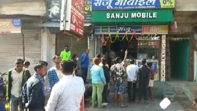 Photo of राजनांदगांव में मोबाइल दुकान में लाखों रुपए की चोरी, जांच में जुटी पुलिस