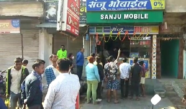 राजनांदगांव में मोबाइल दुकान में लाखों रुपए की चोरी, जांच में जुटी पुलिस 1 avni 8