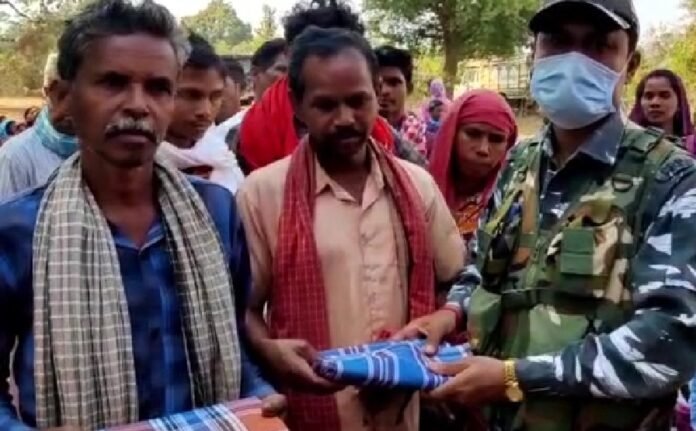 लिटीपारा में केंद्रीय बल ने किया साड़ी, कंबल, मच्छरदानी, राशन सामग्री का वितरण, मेडिकल कैम्प भी लगाया 1 avni 99