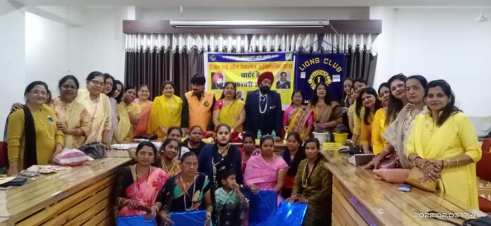 महिला ऑटो चालकों को लॉयस क्लब शिखर ने किया सम्मान एवं जरूरत मंदों को वितरण किया सामग्री 1 vidhesh mantri 1