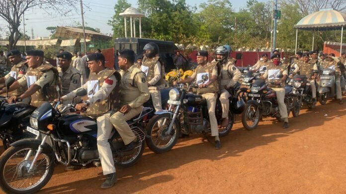 सुरक्षा का एहसास कराने रायपुर पुलिस ने निकाला फ्लैग मार्च 1 A 101