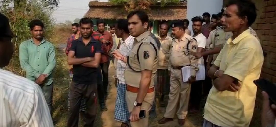 ग्रामीणों की समस्याएं सुनने घर-घर जा रही पुलिस 1 A 160