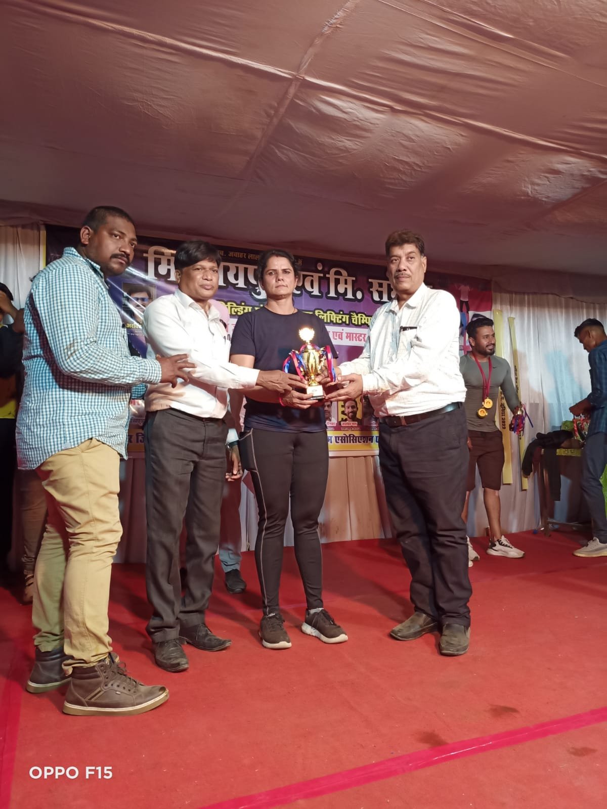 राज्य स्तरीय पावर लिफ्टिंग प्रतियोगिता में महिला प्रधान आरक्षक अंजू सिंह को मिली गोल्ड मेडल 1 A 174