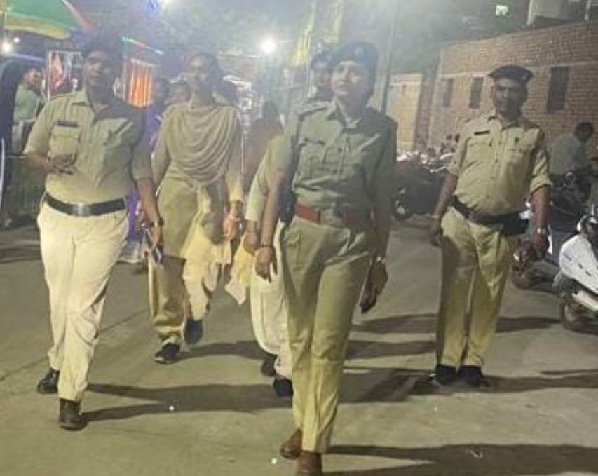 पुलिस अधीक्षक धमतरी के निर्देश पर मकई गार्डन, चौपाटी का पुलिस ने पैदल पेट्रोलिंग कर किया निरीक्षण 1 A 190
