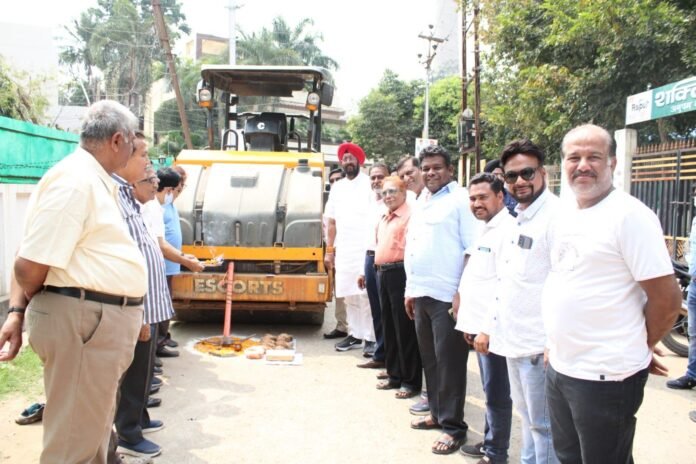 उत्तर विधायक जुनेजा ने किया डामरीकरण कार्य का भूमिपूजन 1 A 46