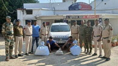 Photo of दो अंतरराज्यीय गांजा तस्कर, 6 लाख की गांजा व चारपहिया वाहन के साथ गिरफ्तार