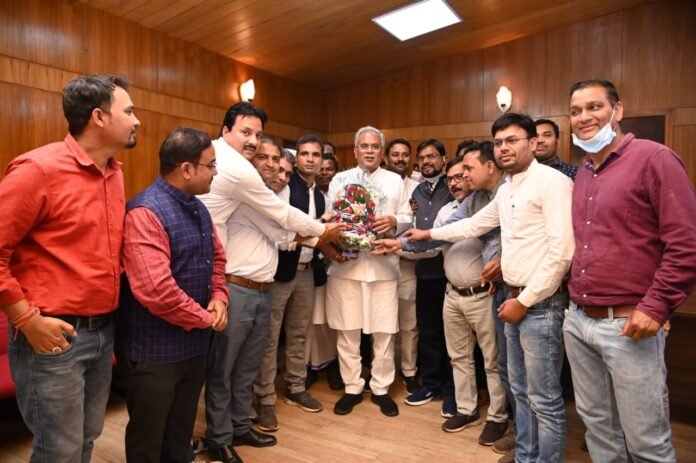 कर्मचारी संघों ने भूपेश बघेल को दिया धन्यवाद,विधानसभा में मुख्यमंत्री से मुलाकात कर सदस्यों ने कहा ‘आपने हमारा भविष्य सुरक्षित कर दिया’ 1 A 62