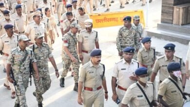 Photo of होली में शांति व बेहतर सुरक्षा के लिए पुलिस ने शहर में निकाला फ्लैग मार्च
