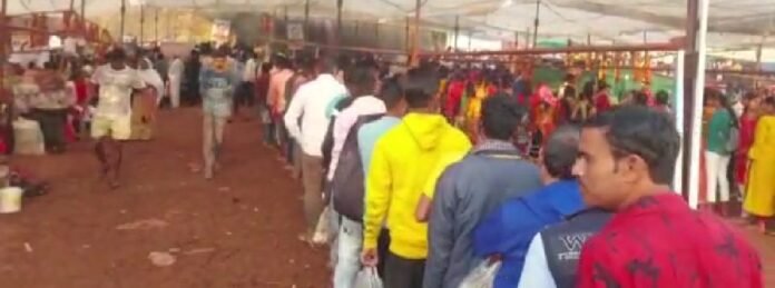राजिम के कुलेश्वरनाथ धाम मंदिर में उमड़ी श्रद्धालुओं की भीड़ 1 avni 18