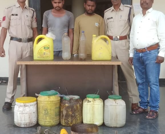 पुलिस ने की बड़ी कार्रवाई, 13 लीटर कच्ची महुआ शराब के साथ आरोपी गिरफ्तार 1 avni 30