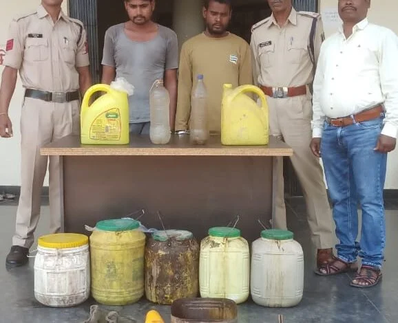 पुलिस ने की बड़ी कार्रवाई, 13 लीटर कच्ची महुआ शराब के साथ आरोपी गिरफ्तार 1 avni 30