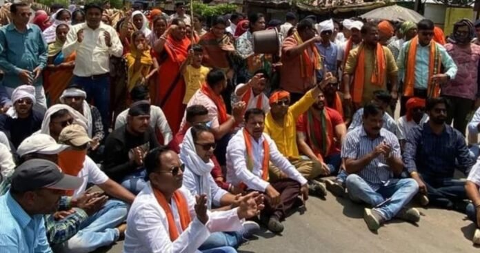 वार्डवासियों सहित भाजपा ने किया सड़क जाम, कांग्रेसी नेताओं के फूंके पुतले 1 A 14