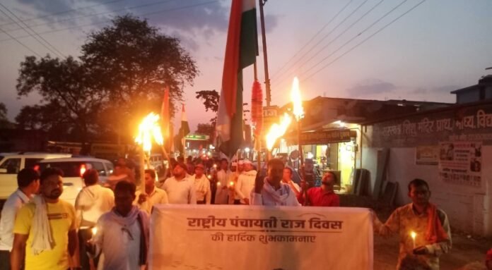 मनरेगा कर्मचारी महासंघ की दांडी यात्रा दंतेवाड़ा से चलकर धमतरी होते हुए आज ग्राम पंचायत छाती पहुंची 1 A 19