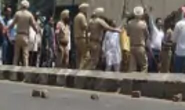 Photo of रैली के दौरान दो गुटों के बीच हिंसक झड़प, उग्र भीड़ ने पुलिस पर किया पथराव