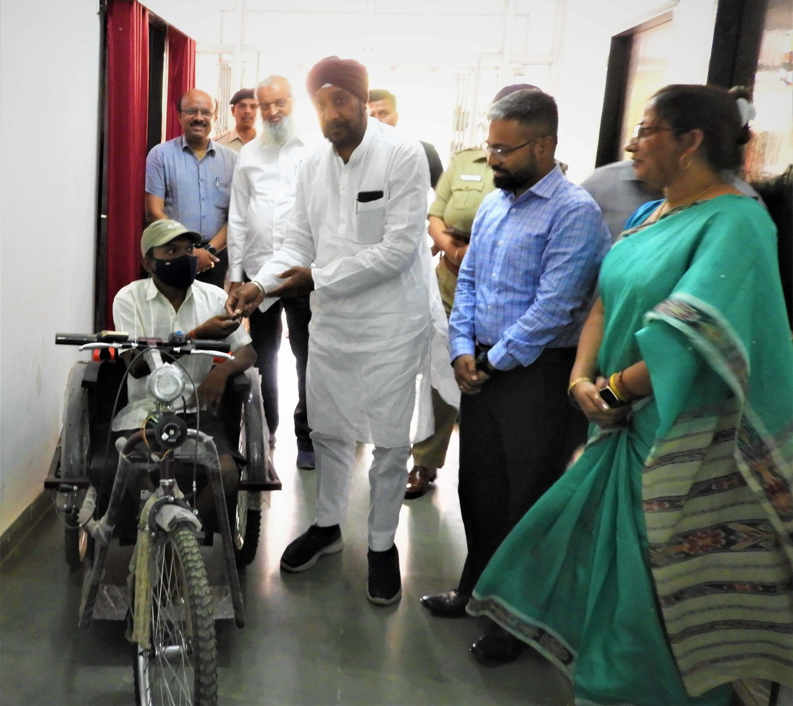 अल्पसंख्यक आयोग के अध्यक्ष छाबड़ा ने दिव्यांग जसवंत को मोटराईज्ड ट्रायसायकल की चाबी सौंपी 1 Chairman of Minorities Commission Mr. Chhabra handed over the key of motorized tricycle to Divyang Jaswant