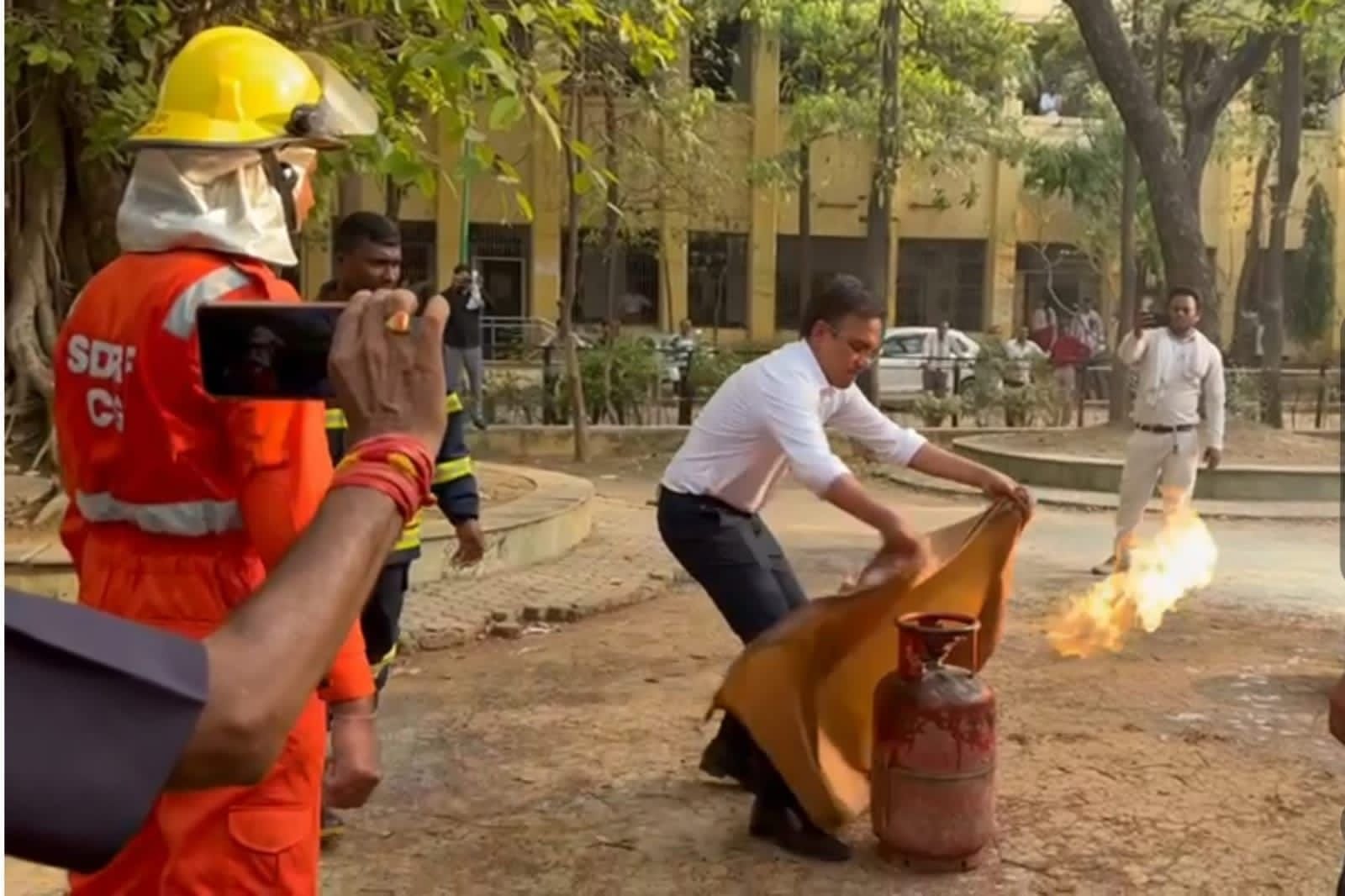 कलेक्टोरेट में हुआ मॉक ड्रिल,कलेक्टर ने बुझाई गैस सिलेंडर में धधकती आग 1 Mock drill took place in the collectorate the collector extinguished the blazing fire in the gas cylinder