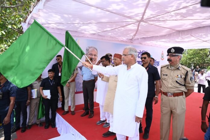 मुख्यमंत्री भूपेश बघेल ने हाइवे पेट्रोलिंग के लिए 61 वाहनों को दिखाई हरी झंडी 1 The society of the sons of the region who spread the light of freedom by tearing apart the darkness of slavery will always be indebted. 13