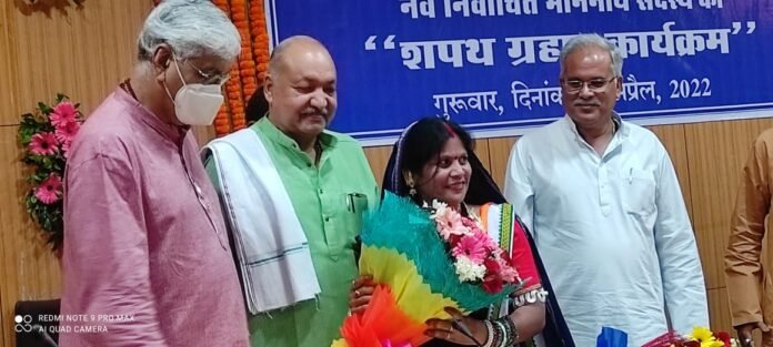 खैरागढ़ विधायक यशोदा वर्मा का शपथ ग्रहण सम्पन्न हुई 1 The society of the sons of the region who spread the light of freedom by tearing apart the darkness of slavery will always be indebted. 14