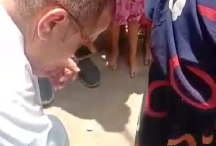 तपती धूप में नंगे पैर विधायक से मिलने पहुंचीं महिला,विकास उपाध्याय ने तत्काल खरीदकर पहनाई चप्पल 1 The society of the sons of the region who spread the light of freedom by tearing apart the darkness of slavery will always be indebted. 2