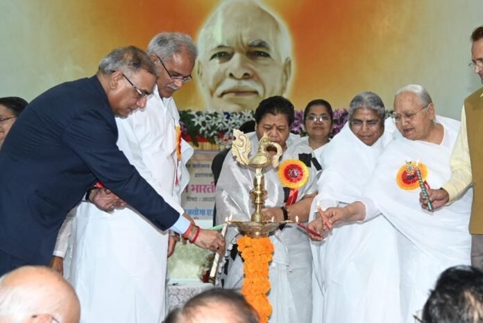 राज्यपाल और मुख्यमंत्री ने शांति सरोवर में अखिल भारतीय प्रशासनिक सम्मेलन का किया शुभारंभ 1 The society of the sons of the region who spread the light of freedom by tearing apart the darkness of slavery will always be indebted. 5