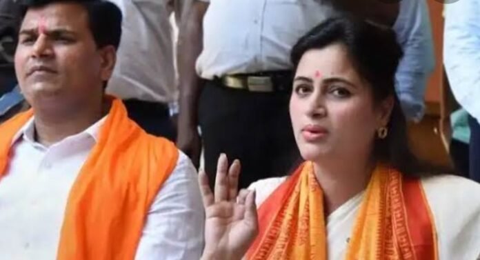 मातोश्री के सामने हनुमान चालीसा पाठ का ऐलान करने वाली सांसद नवनीत और उनके पति रवि राणा हुए गिरफ्तार, कोर्ट में पेशी आज 1 The society of the sons of the region who spread the light of freedom by tearing apart the darkness of slavery will always be indebted. 7