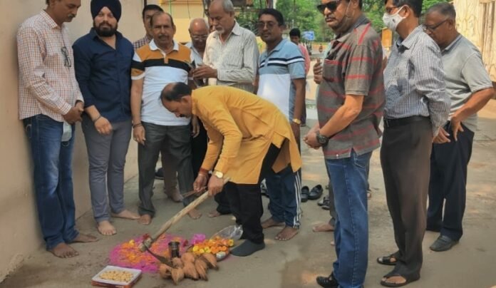 नेताजी सुभाष चंद्र बोस वार्ड में नाली निर्माण के लिए पार्षद ने किया भूमिपूजन 1 The society of the sons of the region who spread the light of freedom by tearing apart the darkness of slavery will always be indebted. 9
