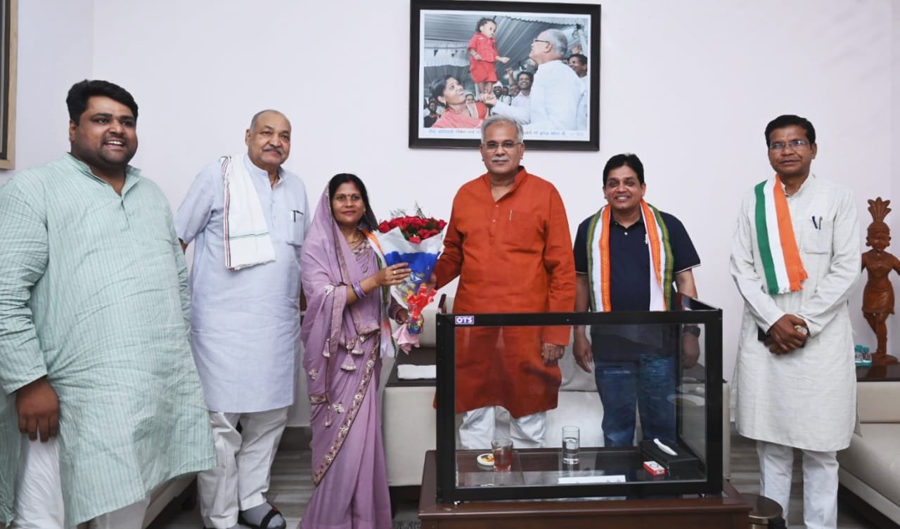 भूपेश बघेल से खैरागढ़ की नवनिर्वाचित विधायक यशोदा वर्मा ने की मुलाकात,मुख्यमंत्री ने मिठाई खिलाकर सभी को जीत की दी बधाई 1 avni 151